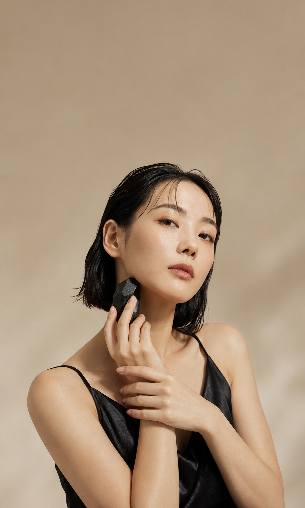 女性使用 MOXXU 礦晶工具的品牌情境照